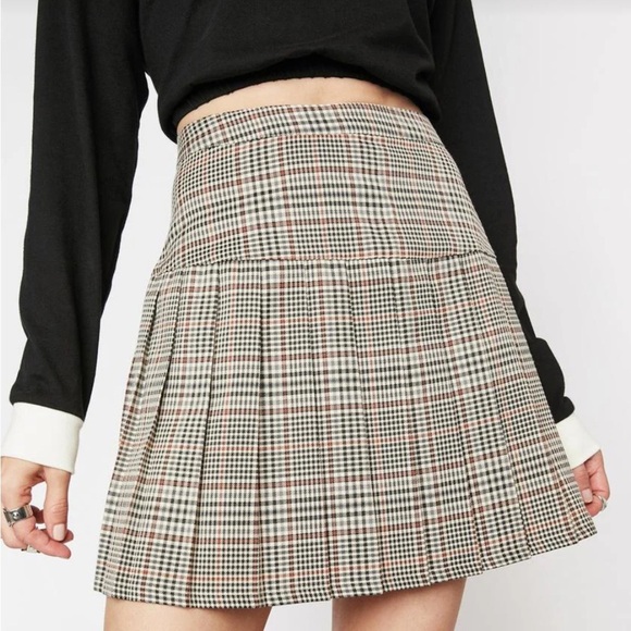 Woman’s Dickies plaid wide width pleated mini skirt. Side zip w button. Tan - Picture 2 of 14